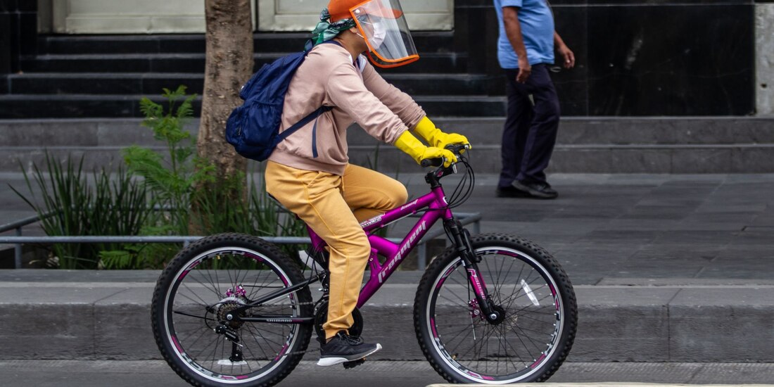 Ciclista se transporta por la ciclovía de Av. Juárez; porta cubrebocas, careta y guantes como medida de prevención de COVID-19
