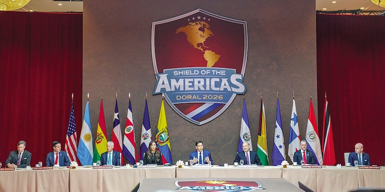 Marco Rubio, secretario de Estado de EU, presidió la Cumbre del Escudo de las Américas en Florida, EU, el 7 de marzo de 2026, donde reunió a líderes de 20 países para crear una coalición militar destinada a combatir a los cárteles con fuerza letal. En ella, México y Brasil fueron excluidos.