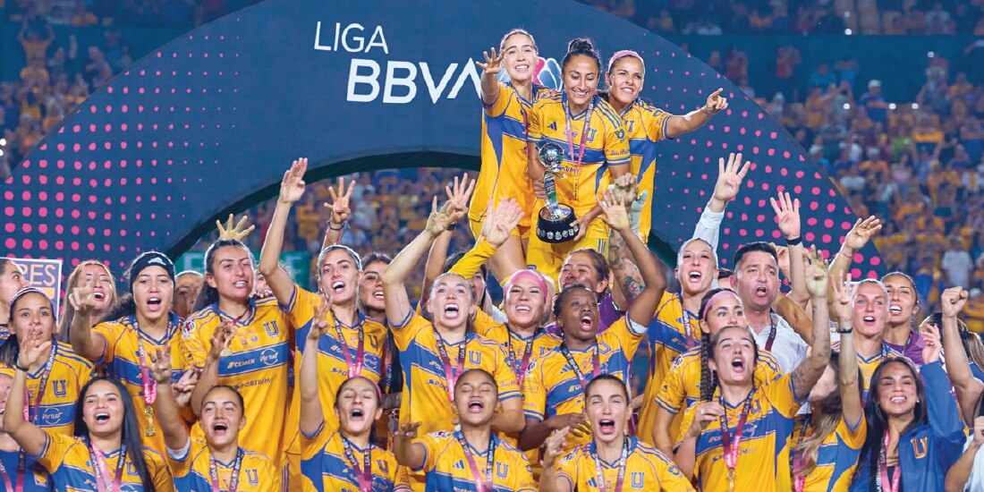 Las amazonas levantan su séptimo trofeo, ayer, en la Liga MX Femenil