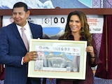 Alejandro Armenta y Olivia Salomón develan billete de Lotería por Puebla.