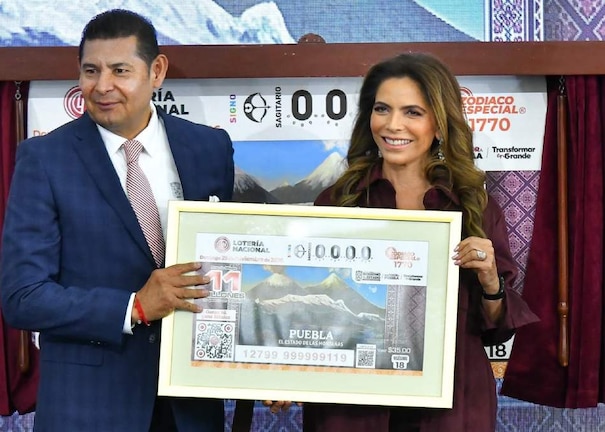 Alejandro Armenta y Olivia Salomón develan billete de Lotería por Puebla.