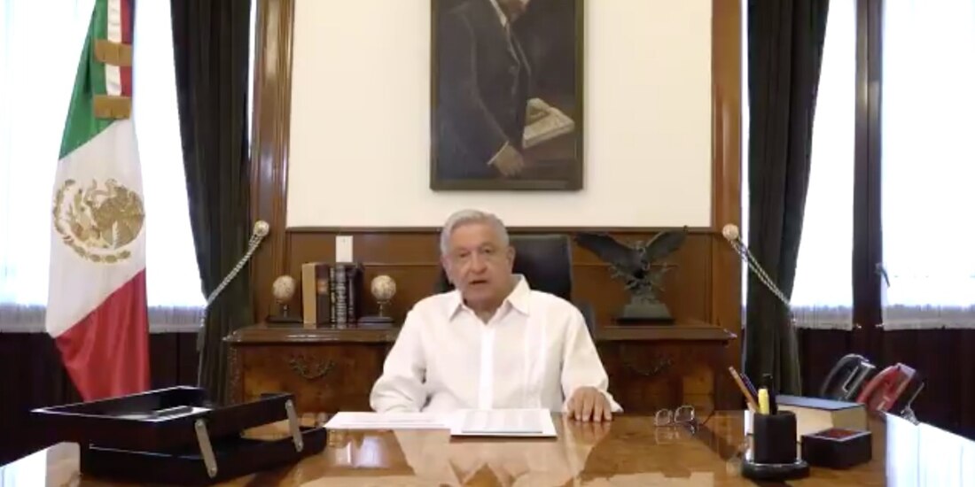 El Presidente envía un mensaje en redes sociales desde Palacio Nacional sobre estimaciones económicas, ayer.