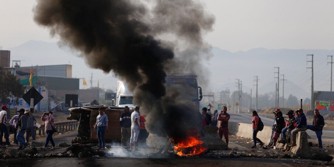 Seguidores de Pedro Castillo realizan quemas para bloquear la vía Panamericana, ayer.