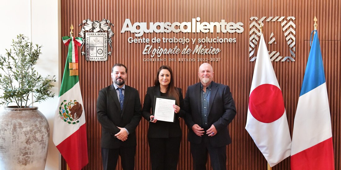 La Gobernadora Tere Jiménez al centro de la imagen.