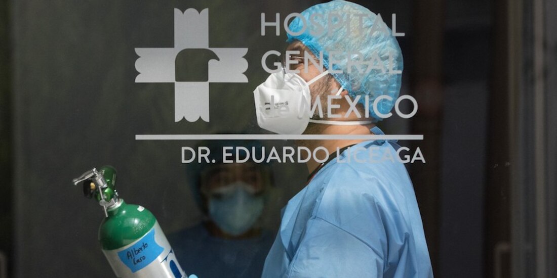 Un médico sostiene un tanque de oxígeno en la unidad Covid del Hospital General de México
