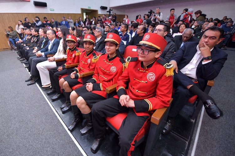 Directivos de la Lotería Nacional y representantes de la Fundación Alfredo Harp Helú presentan el diseño oficial del sorteo.