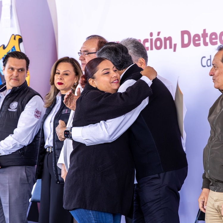 El gobernador Américo Villarreal Anaya a braza a una mujer sobreviviente del cáncer de mama.