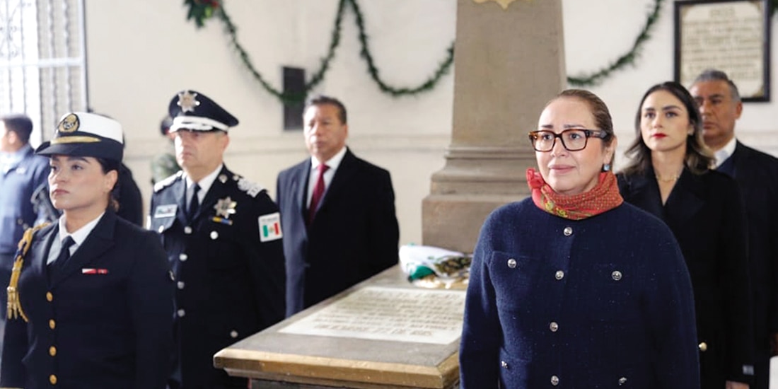 Azucena Cisneros al encabezar, ayer, la ceremonia 210 por el aniversario luctuoso del Generalísimo Morelos y Pavón.