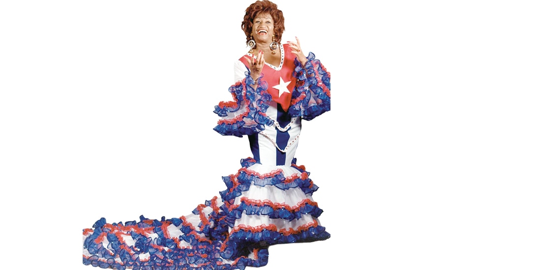 La cantante Celia Cruz porta un vestido que evoca a la bandera de Cuba.