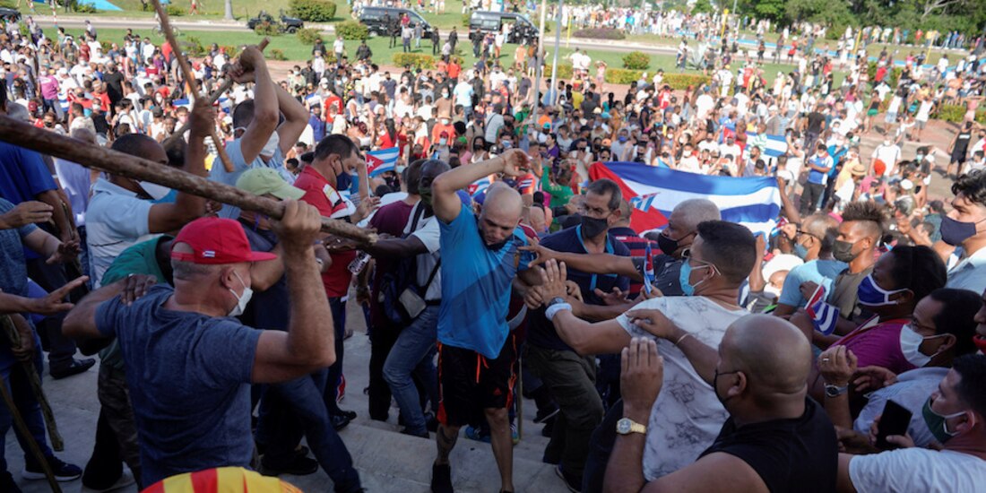 Manifestantes chocan con policías vestidos de civil durante las protestas del año pasado.
