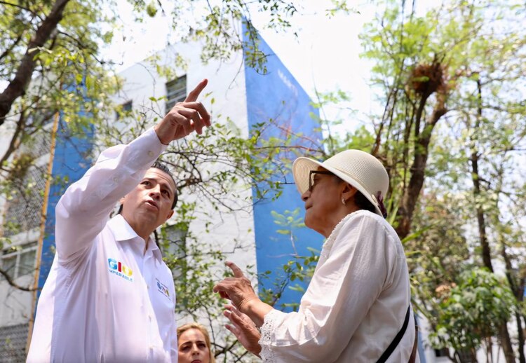 Giovani Gutiérrez recorre las unidades habitacionales de Coyoacán.