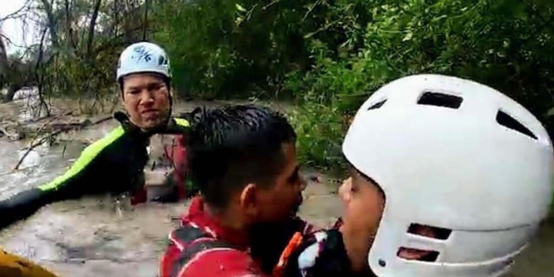 Personal de Protección Civil ayuda a personas afectadas por el paso del huracán Hanna.