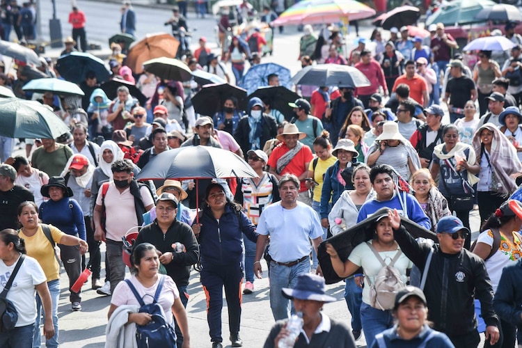 Maestros de la Coordinadora Nacional de Trabajadores de la Educación (CNTE) durante bloqueo