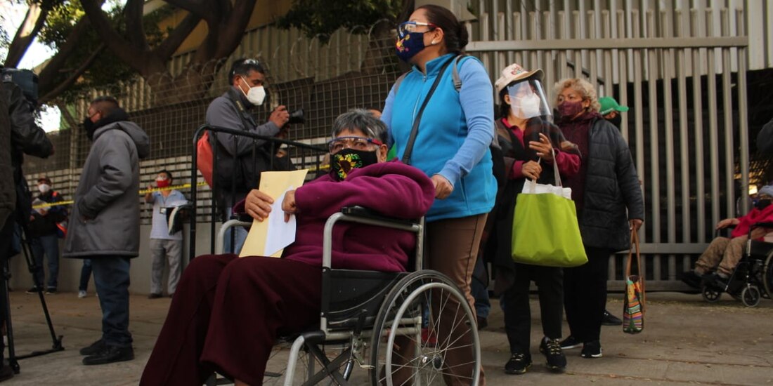 Inicia vacunación contra COVID-19 en Palacio de los Deportes.