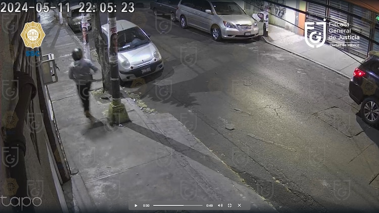 22:05:23 horas. El agresor emprende su huida mientras guarda su pistola en su ropa el arma.