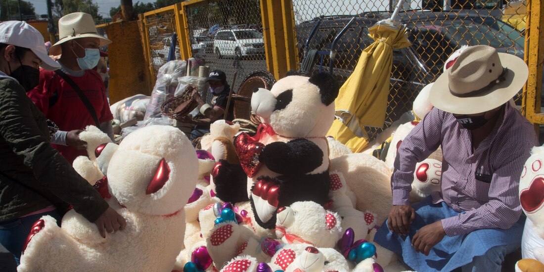 La Secretaría de Desarrollo Económico (Sedeco) estimó que las actividades comerciales por el Día del Amor y la Amistad generarán una derrama económica de 2,068 millones de pesos.