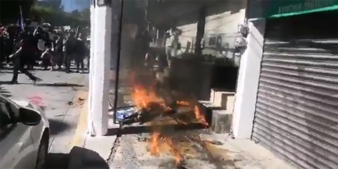 Medios locales indican que las manifestantes lanzaron bombas molotov contra el inmueble, lo que habría iniciado el fuego.