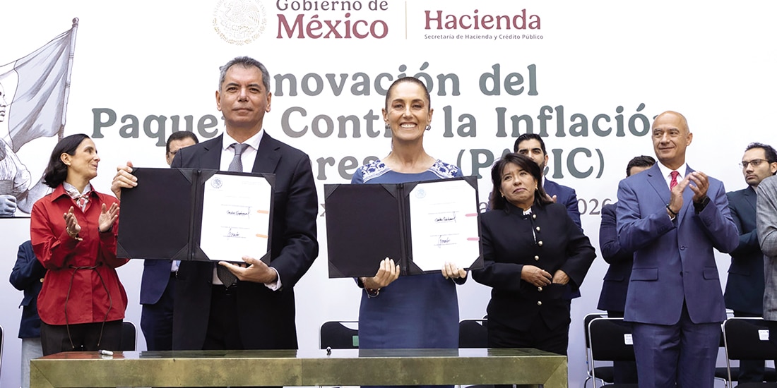 LA PRESIDENTA y Édgar Zamora, secretario de Hacienda, ayer.