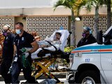 Técnicos de emergencias médicas trasladan a un paciente en Florida, en julio.