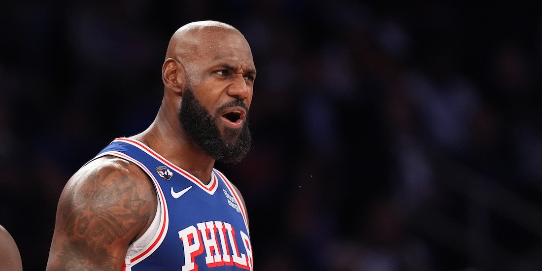 LeBron James, de los 76ers, grita en el partido ante los Knicks en el arranque de la temporada 2026-2027 de la NBA