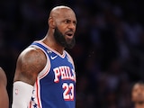 LeBron James, de los 76ers, grita en el partido ante los Knicks en el arranque de la temporada 2026-2027 de la NBA