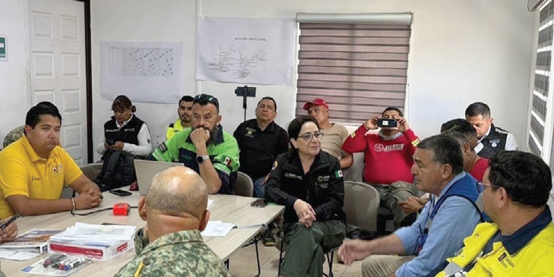 Laura Velázquez (c.), coordinadora nacional de PC, al reunirse, ayer, con el puesto de comando, en Sinaloa.