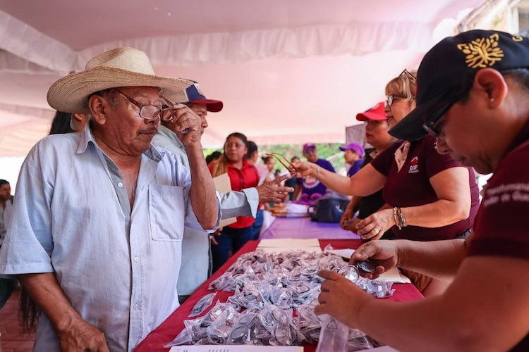 Se entregaron lentes durante la visita a Santa Cruz del Rincón.