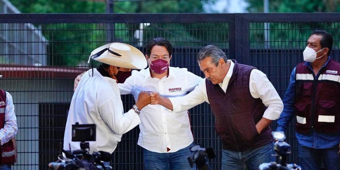 De izq. a der. Félix Salgado Macedonio, Mario Delgado y Raúl Morón, afuera de la sede del INE, ayer.