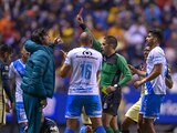 Momento exacto en el que Oscar Mejía le muestra la tarjeta roja a Santiago Solari, estratega del América, durante el partido contra el Puebla.