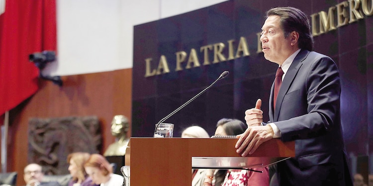 Mario Delgado, titular de la SEP, ante el Pleno del Senado el 11 de noviembre.