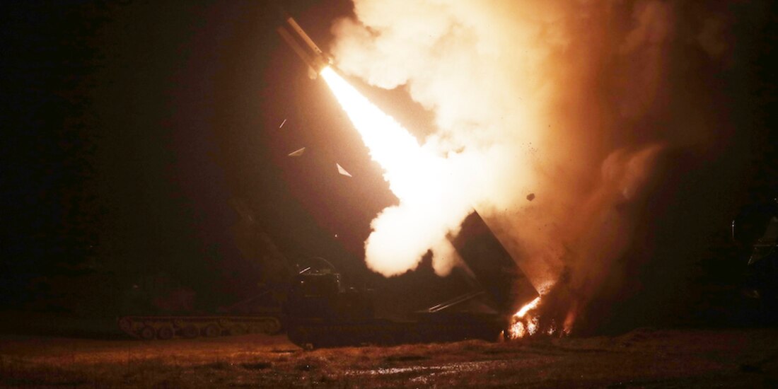 Un misil tierra-tierra se dispara hacia el mar frente a la costa este; la imagen, proporcionada por el Ministerio de Defensa de Corea del Sur.
