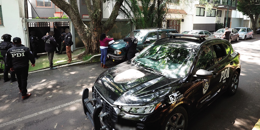Agentes de la fiscalía local aseguran la casa de Jorge González, el 5 de agosto.