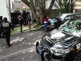 Agentes de la fiscalía local aseguran la casa de Jorge González, el 5 de agosto.