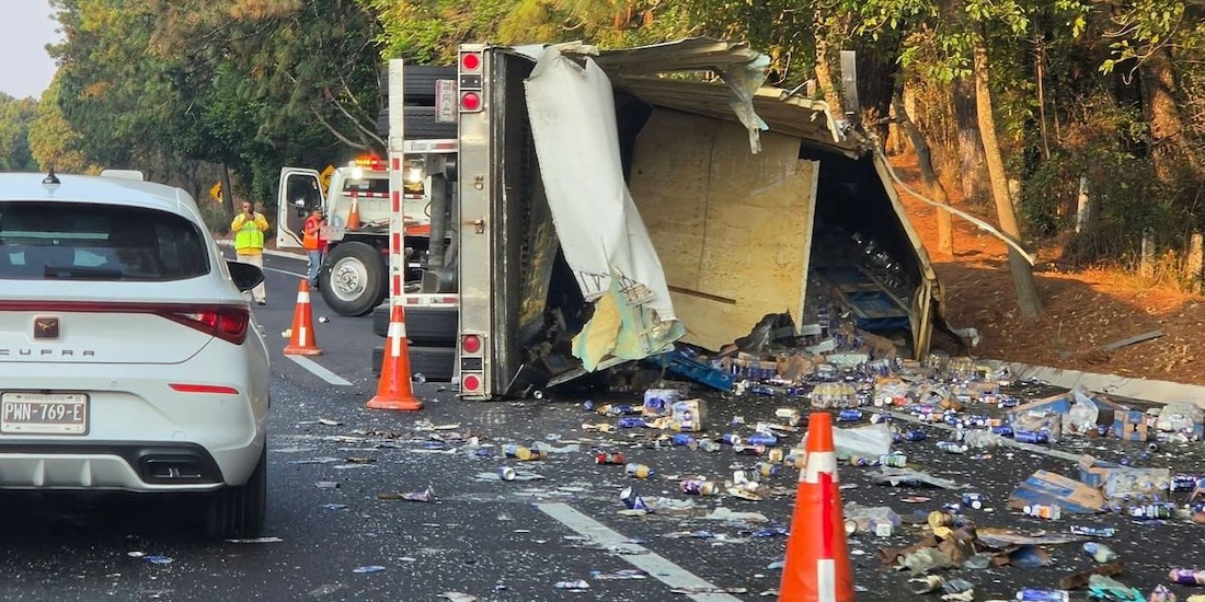 Vuelca camión de Jumex sobre la México - Cuernavaca y provoca tráfico intenso.