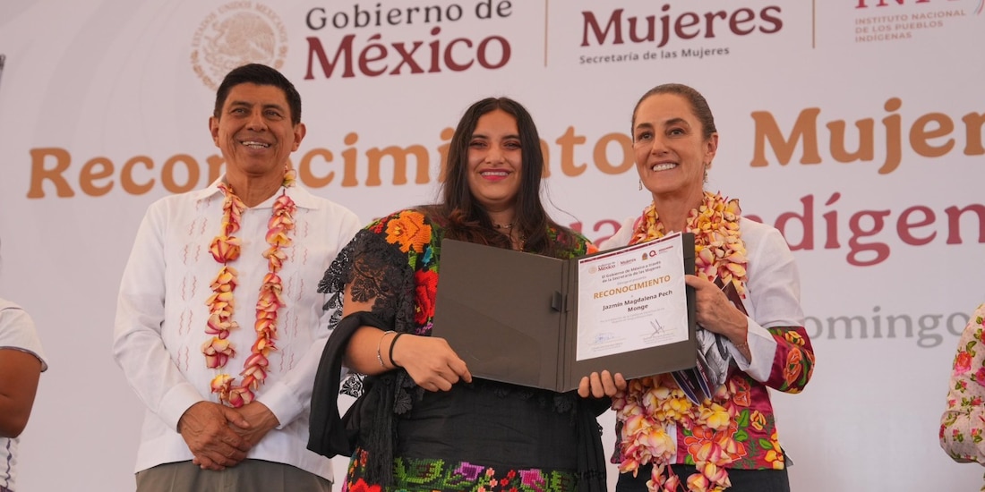 Presidenta Claudia Sheinbaum y el gobernador Salomón Jara reconocieron a mujeres traductoras.