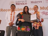 Presidenta Claudia Sheinbaum y el gobernador Salomón Jara reconocieron a mujeres traductoras.