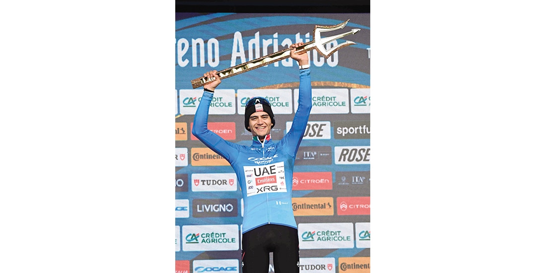 EL DE ENSENADA ayer tras recibir su trofeo en Italia.