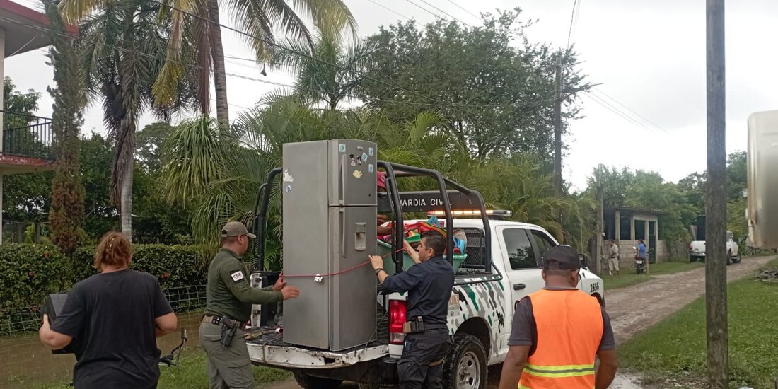 Personal operativo de la Guardia Civil Estatal traslada a damnificados a refugios temporales por inundaciones en la región.