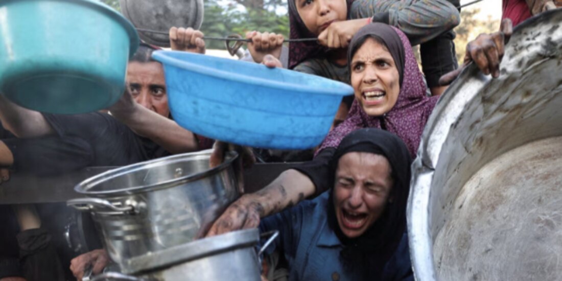 Palestinos piden comida en un comedor social, en medio de una crisis de hambre, en ciudad de Gaza, ayer.