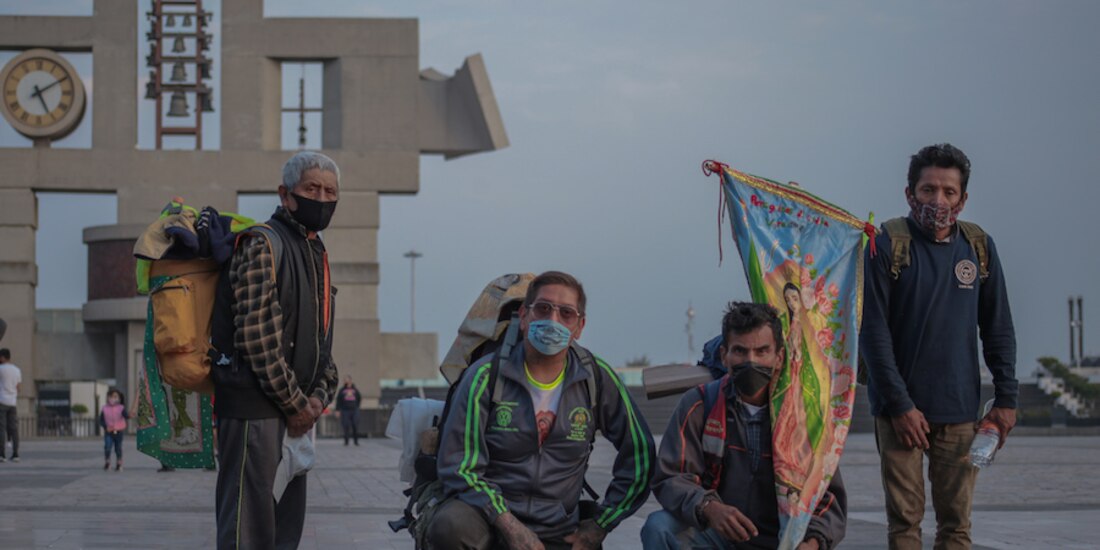 Peregrinos al pie de la Basílica de Guadalupe, ayer, previo al cierre del recinto.