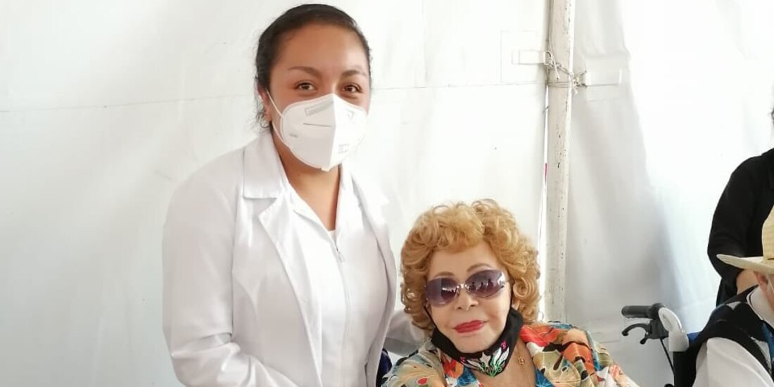 Silvia Pinal recibe la segunda dosis de la vacuna para el COVID