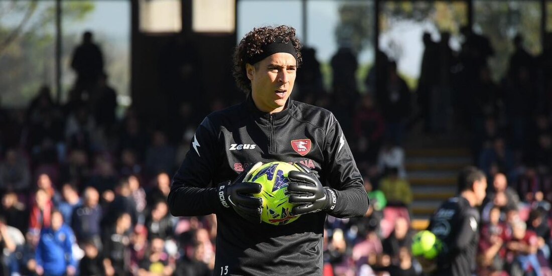 Memo Ochoa en su debut en la Serie A con la Salernitana.