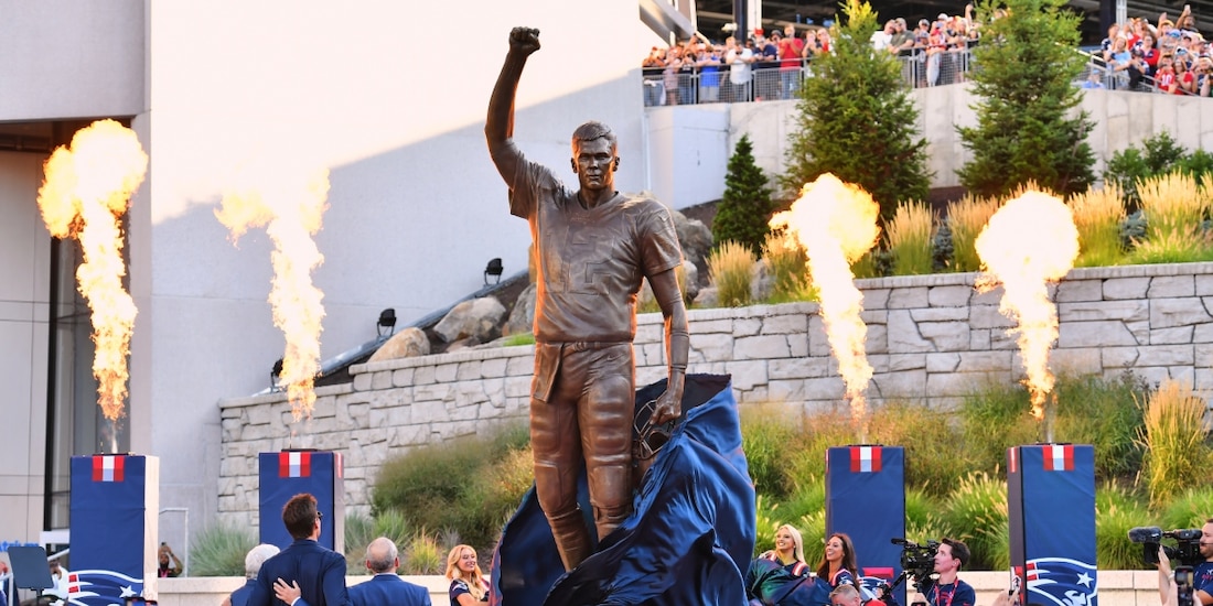 Los Patriots develaron una estatua en honor al legendario Tom Brady.