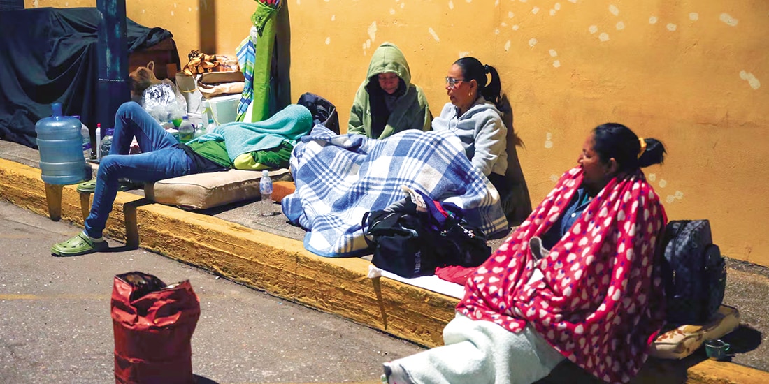 Familiares de detenidos esperan afuera del Centro de Detención, ayer.