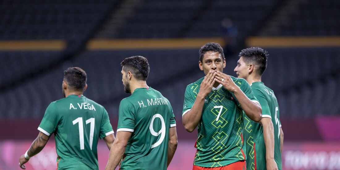 Jugadores del Tri celebran un gol en el duelo de México vs. Sudáfrica en los Juegos Olímpicos de Tokio 2020.