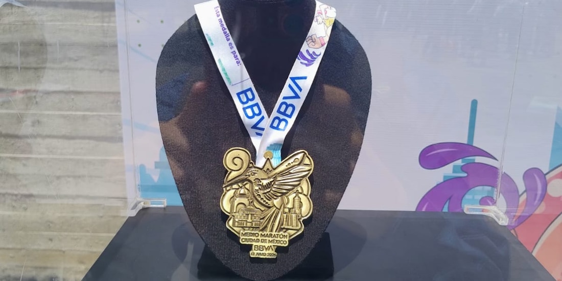 Así es la medalla del Medio Maratón de la CDMX 2026, a celebrarse el próximo 12 de julio.