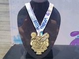 Así es la medalla del Medio Maratón de la CDMX 2026, a celebrarse el próximo 12 de julio.