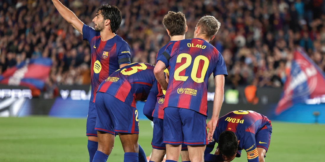 COMPAÑEROS del delantero piden las asistencias, ayer