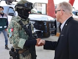 Embajador Ronald Johnson junto a elemento de las Fuerzas Armadas Mexicanas