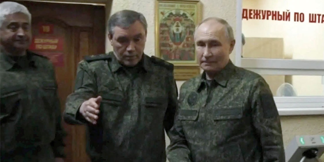 El líder del Kremlin, Vladimir Putin, visitó una base militar en Kursk, ayer, en donde recibió el parte de guerra que le informó de avances en el frente de batalla.